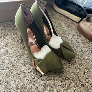 Ted Baker London Olive Green Bow Pointed Toe Heels